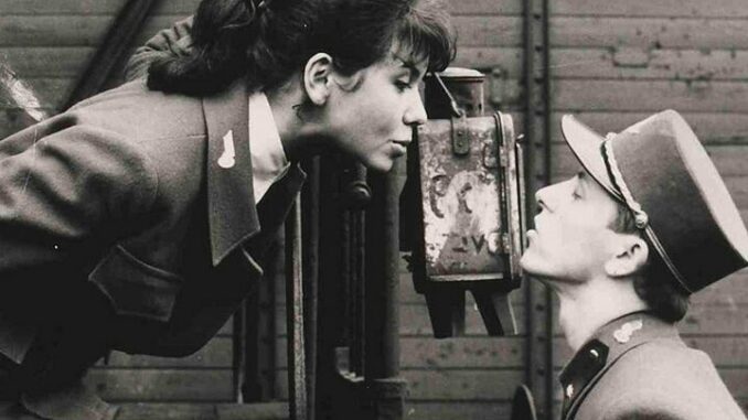 Ostře sledované vlaky online zdarma