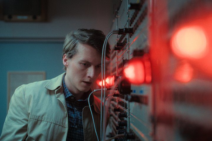 Dobový film Vlny režiséra Jiřího Mádla ukáže napínavé a doposud utajené příběhy novinářů Československého rozhlasu.