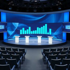 Televizní studio s řečnickými pulty připravené na předvolební debatu