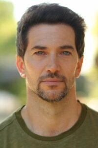 Herec Luke Roberts