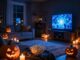Obývací pokoj s dýněmi a rozsvícenou televizí o Halloweenu