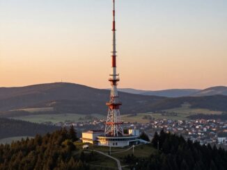 Televizní vysílač na hřebeni hor nad městem