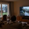 Pár sleduje nedělní večer kriminální seriál v televizi