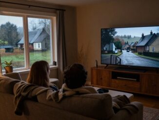 Pár sleduje nedělní večer kriminální seriál v televizi