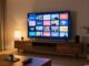 Smart TV v obývacím pokoji s nabídkou televizních kanálů