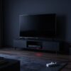 Vypnutá televize se svítící kontrolkou pohotovostního režimu