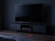 Vypnutá televize se svítící kontrolkou pohotovostního režimu