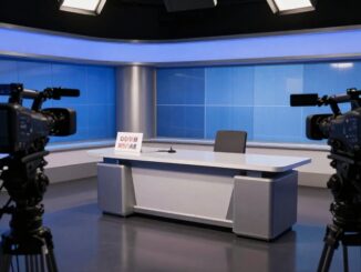 Prázdné televizní studio se zhasnutými světly a cedulí na stole