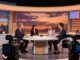 Televizní studio talk show s moderátory a hosty u stolu