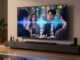 Soundbar pod televizí, na obrazovce mluví herci